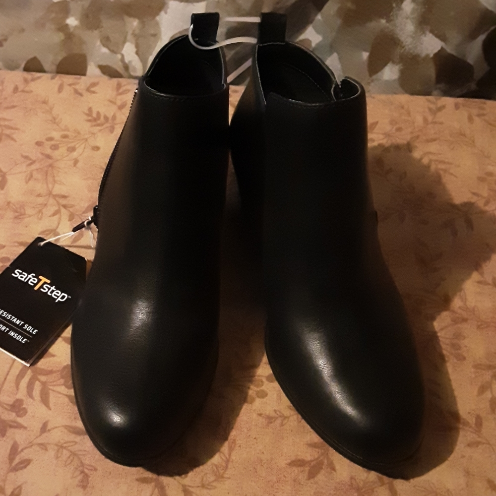 Black ankle boots sz. 5W safe T step